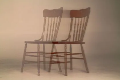 二重に見える椅子